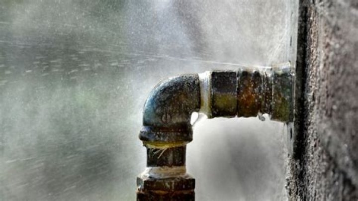 Can low water pressure cause a toilet to run?