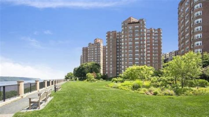 Question: Where Does Lin Manuel Miranda Live