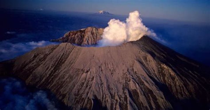 Quick Answer: How Far Is Mt St Helens From Mt Rainier
