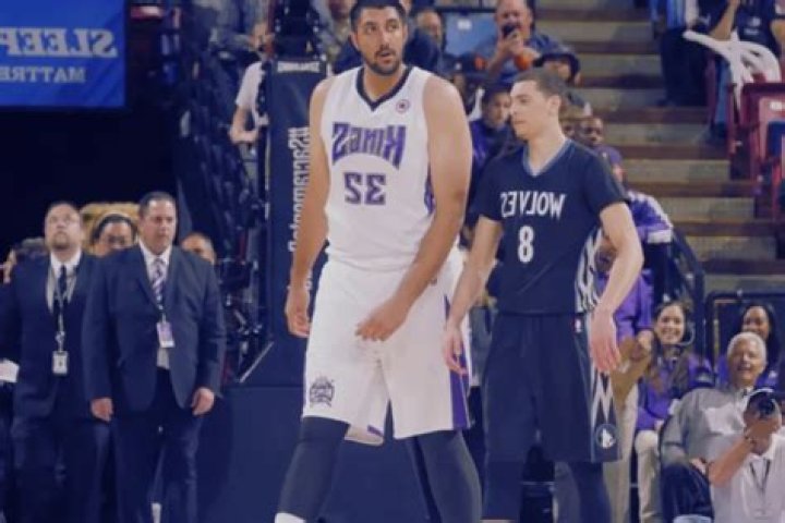 Quick Answer: How Tall Is The Tallest Mexican In The World
