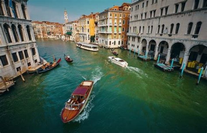 Quick Answer: What Does Venice Look Like Under The Water