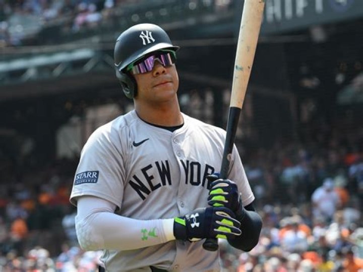 Quick Answer: What Sunglasses Do The Yankees Wear